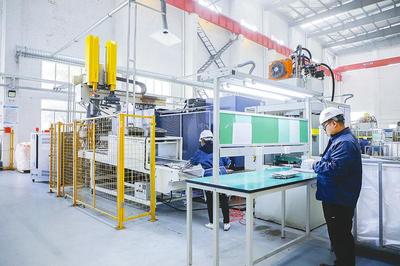 在忙碌中綻放 化妝品生產(chǎn)車(chē)間的一天